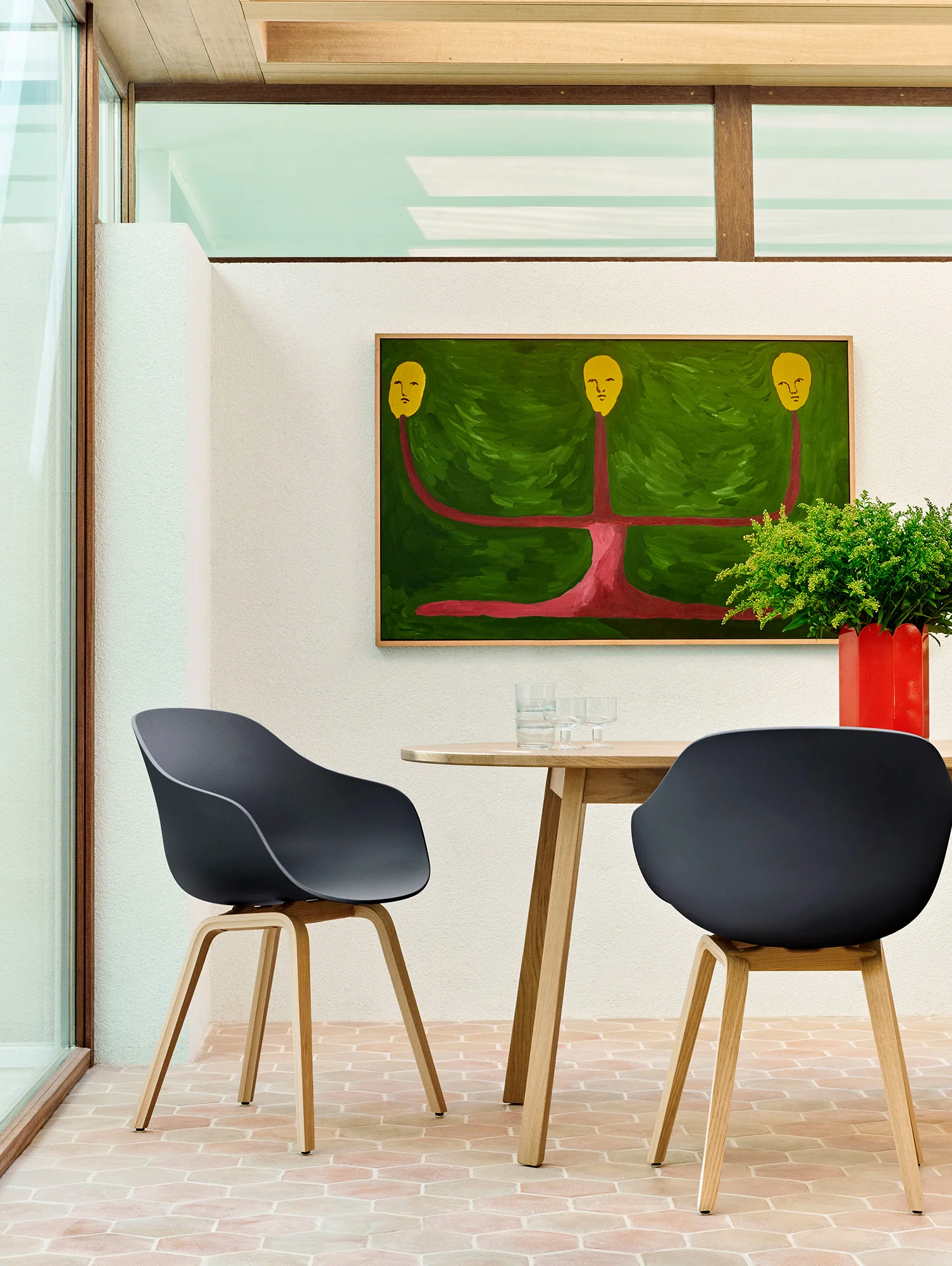 AAC_222_black_2.0_shell_wb_lacquered_oak_Triangle_Leg_Table_L200xW85xH74_wb_lacquer_oak_Arcs_Vase_red.webp